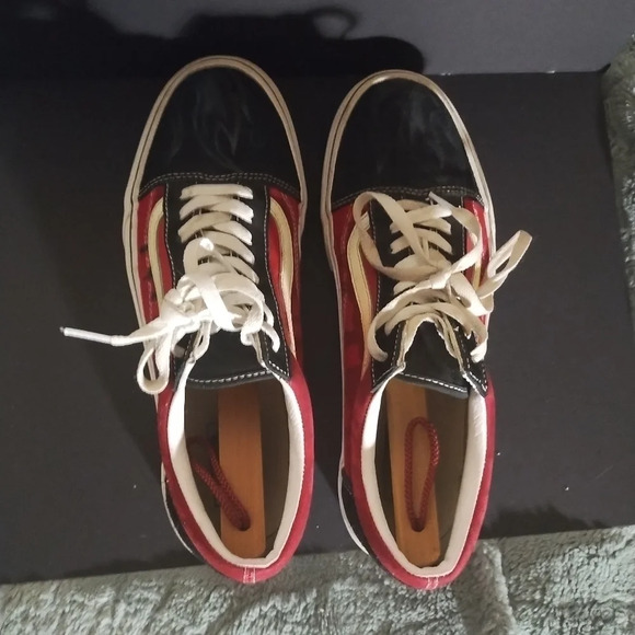 Vans with a graffiti flame colorway - Picture 10 of 12